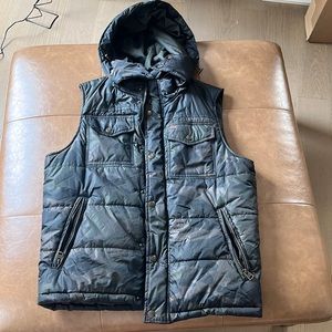 Levi’s puffer vest camo great condition